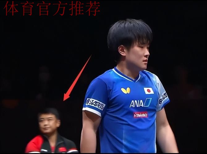 王皓气到收名牌!抿嘴沮丧瞬间被抓拍 与张本智和握手黑脸毫无生机 王皓气到收名牌!抿嘴沮丧瞬间被抓拍 与张本智和握手黑脸毫无生机